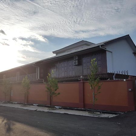 Little Kampung Studio Teluk Intan Exterior photo