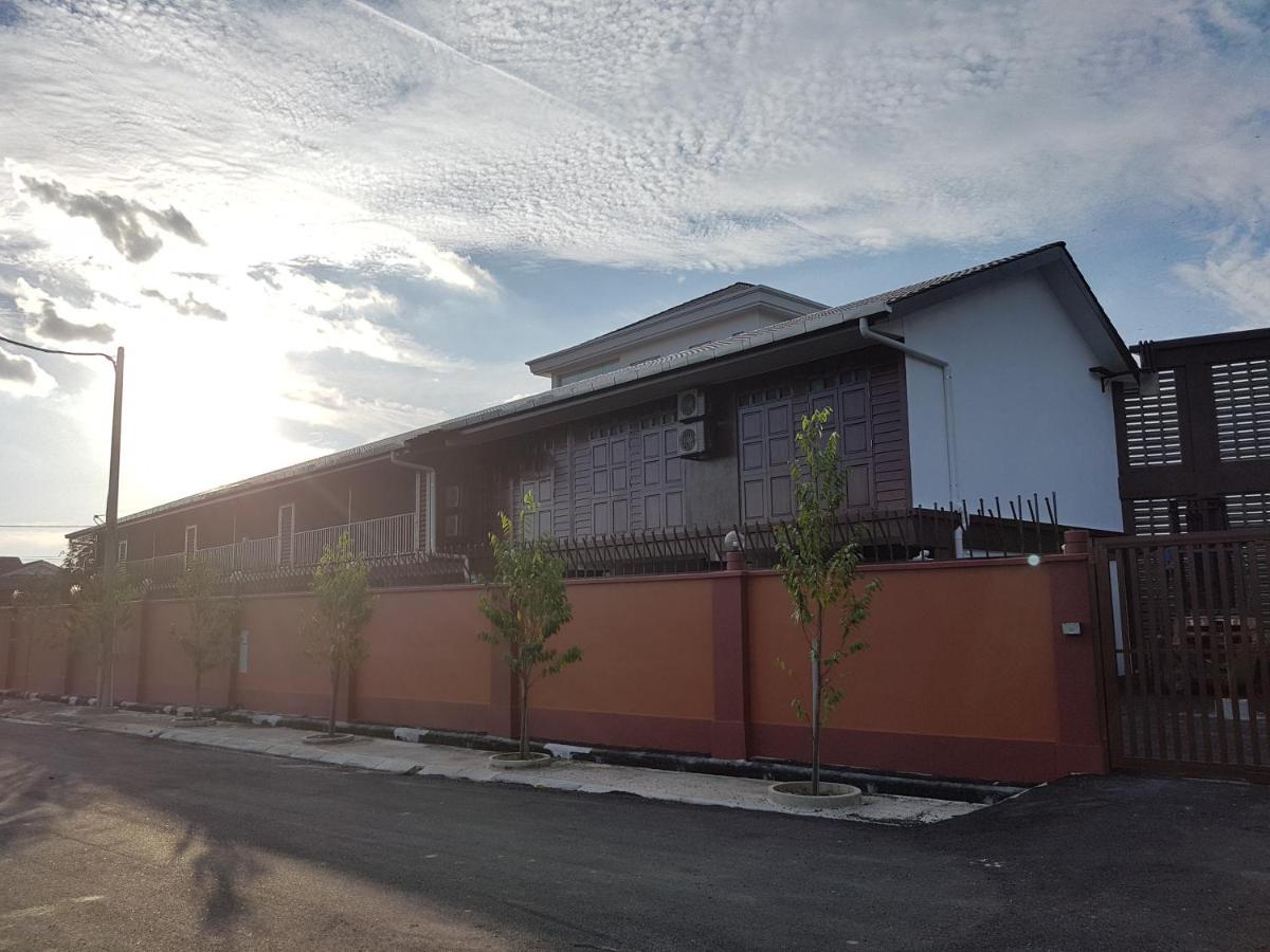 Little Kampung Studio Teluk Intan Exterior photo